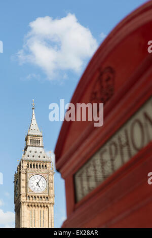 Großbritannien, London, rote Telefonzelle und Uhrturm Big Ben vom Bundesplatz. Stockfoto