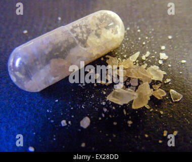 Foto von MDMA (Ecstasy) in kristalliner Form in einer Kapsel enthalten. Siehe Beschreibung für mehr Informationen. Stockfoto