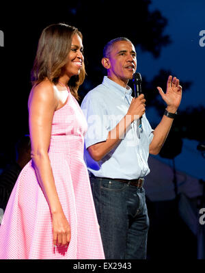 Washington DC, USA. 4. Juli 2015. US-Präsident Barack Obama, begleitet von First Lady Michelle Obama, macht Bemerkungen Mitglieder des Militärs und der Mitarbeiter des weißen Hauses, die auf dem South Lawn des weißen Hauses in Washington, DC Samstag, 4. Juli 2015 eingeladen wurden. Die Gäste waren ein Bruno Mars Konzert und das traditionelle Feuerwerk auf der National Mall behandelt. Ein früherer Grill geplant, doch wurde wegen schlechtem Wetter abgesagt. Foto: RON SACHS/POOL über CNP - NO WIRE SERVICE - Credit: Dpa picture-Alliance/Alamy Live News Stockfoto