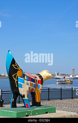 Superlambanana entlang der Uferstraße am Pier Head mit einer Fähre nach hinten, Liverpool, Merseyside, England, Vereinigtes Königreich, West-Europa. Stockfoto