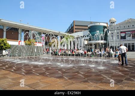 Das Playhouse Theatre in Williamson Platz mit Springbrunnen in den Vordergrund und die Menschen genießen den Sonnenschein im Sommer, Liverpool, Stockfoto