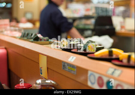 Drehung-Sushi im japanischen Restaurant. Stockfoto
