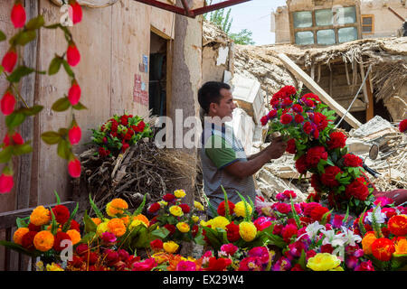 Pishan, Chinas Xinjiang Uygur Autonome Region. 5. Juli 2015. Ein Verkäufer verkauft Kunstblumen auf einem Basar in Erdbeben betroffenen Pishan Grafschaft, Nordwesten Chinas Xinjiang Uygur Autonome Region, 5. Juli 2015. Eine Erdbeben der Stärke 6,5 getroffen Pishan am Freitag. Bisher gibt es drei bestätigte Todesfälle und 71 verletzt. Bildnachweis: Jiang Wenyao/Xinhua/Alamy Live-Nachrichten Stockfoto