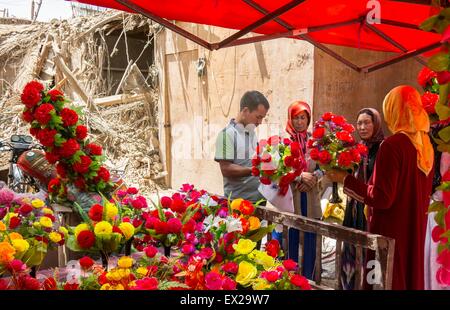 Pishan, Chinas Xinjiang Uygur Autonome Region. 5. Juli 2015. Ein Verkäufer verkauft Kunstblumen auf einem Basar in Erdbeben betroffenen Pishan Grafschaft, Nordwesten Chinas Xinjiang Uygur Autonome Region, 5. Juli 2015. Eine Erdbeben der Stärke 6,5 getroffen Pishan am Freitag. Bisher gibt es drei bestätigte Todesfälle und 71 verletzt. Bildnachweis: Ma Kai/Xinhua/Alamy Live-Nachrichten Stockfoto