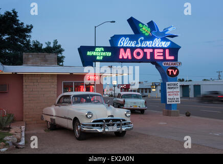 Blaue Schwalbe Motel in Tucumcari, New Mexico mit Bonneville-Oldtimer Stockfoto