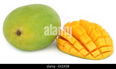 Frische Mango auf weißem Hintergrund Stockfoto