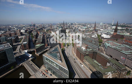 (Datei) - eine Archiv Bild vom 28. Mai 2013, zeigt die Speicherstadt Speicherstadt (L) und Kontorhaus-Viertel (R) in Hamburg, Deutschland. Die Stadt Hamburg Speicherstadt Speicherstadt und Kontorhaus-Viertel, einschließlich der Wahrzeichen Gebäude Sprinkenhof und Chilehaus, wurden am 5. Juli 2015 als UNESCO Weltkulturerbe gelistet. Das UNESCO-Welterbe-Komitee trifft sich in Bonn vom 26. Juni bis 8. Juli 2015. Foto: Christian Charisius/dpa Stockfoto