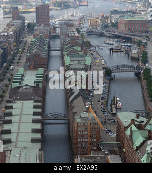 (Datei) - eine Archiv Bild datiert 21. August 2013, zeigt die Speicherstadt in Hamburg, Deutschland. Die Stadt Hamburg Speicherstadt Speicherstadt und Kontorhaus-Viertel, einschließlich der Wahrzeichen Gebäude Sprinkenhof und Chilehaus, wurden am 5. Juli 2015 als UNESCO Weltkulturerbe gelistet. Das UNESCO-Welterbe-Komitee trifft sich in Bonn vom 26. Juni bis 8. Juli 2015. Foto: Marcus Brandt/dpa Stockfoto