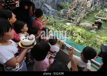 Macao, China. 5. Juli 2015. Giant Panda Xinxin frisst ihre Geburtstagstorte im Panda-Pavillon in Seac Pai Van Park in Süd-China Macao, 5. Juli 2015. Xinxin, eines der Riesenpanda paar Kaikai und Xinxin gestiftet von der chinesischen Zentralregierung als Geschenk nach Macao, feierte ihren achten Geburtstag hier Sonntag. Bildnachweis: Cheong Kam Ka/Xinhua/Alamy Live-Nachrichten Stockfoto