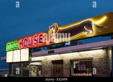 Die Hundehütte Neon Schild an Central Avenue (Route 66) in Albuquerque, New Mexico Stockfoto