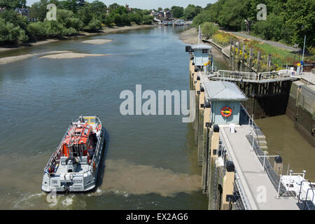 Fireflash, einer der die Londoner Feuerwehr zwei Feuerlöschboote, Richmond Schleuse auf der Themse Stockfoto