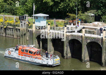 Fireflash, einer der die Londoner Feuerwehr zwei Feuerlöschboote, Richmond Schleuse auf der Themse Stockfoto