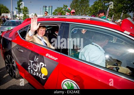 Utrecht, Niederlande. 4. Juli 2015. Niederländischer König Willem-Alexander sitzt in einem Auto während der 1. Etappe der 102. Auflage der Tour de France 2015-Radrundfahrt ein Einzelzeitfahren über 13,8 Km in Utrecht, Niederlande, 4. Juli 2015. Foto: Patrick van Katwijk / POINT DE VUE OUT - NO WIRE SERVICE-/ Dpa/Alamy Live News Stockfoto