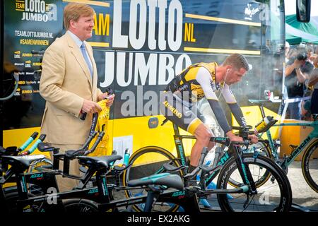 Utrecht, Niederlande. 4. Juli 2015. Niederländische König Willem-Alexander (L) erhält eine Trikot des Lotto NL-Jumbo-Teams vor der 1. Etappe der 102. Auflage der Tour de France 2015-Radrundfahrt ein Einzelzeitfahren über 13,8 Km in Utrecht, Niederlande, 4. Juli 2015. Foto: Patrick van Katwijk / POINT DE VUE OUT - NO WIRE SERVICE-/ Dpa/Alamy Live News Stockfoto