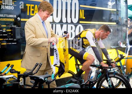 Utrecht, Niederlande. 4. Juli 2015. Niederländische König Willem-Alexander (L) erhält eine Trikot des Lotto NL-Jumbo-Teams vor der 1. Etappe der 102. Auflage der Tour de France 2015-Radrundfahrt ein Einzelzeitfahren über 13,8 Km in Utrecht, Niederlande, 4. Juli 2015. Foto: Patrick van Katwijk / POINT DE VUE OUT - NO WIRE SERVICE-/ Dpa/Alamy Live News Stockfoto