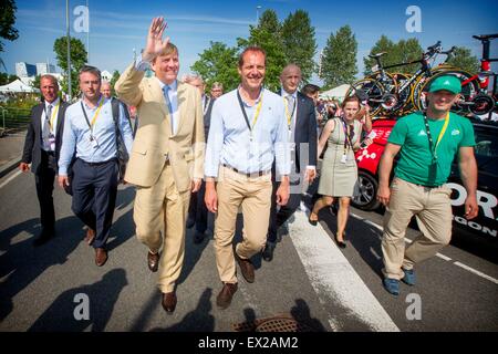 Utrecht, Niederlande. 4. Juli 2015. Niederländischer König Willem-Alexander (3. L) und Christian Prudhomme (C), Generaldirektor der Tour de France, vor der 1. Etappe der 102. Auflage der Tour de France 2015-Radrundfahrt ein Einzelzeitfahren über 13,8 Km in Utrecht, Niederlande, 4. Juli 2015. Foto: Patrick van Katwijk / POINT DE VUE OUT - NO WIRE SERVICE-/ Dpa/Alamy Live News Stockfoto