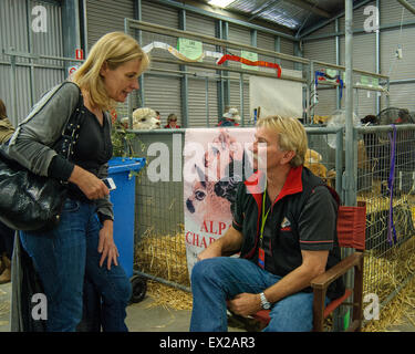 Menschenmassen drängen sich um die Unterhaltung und Seite-Show-Entertainment auf der Royal in Adelaide South Australia Stockfoto