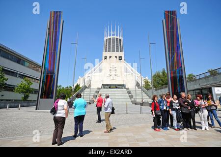 Vorderansicht der römisch-katholischen Kathedrale mit bunten Glasscheiben an der Basis der Schritte in den Vordergrund, Liverpool. Stockfoto