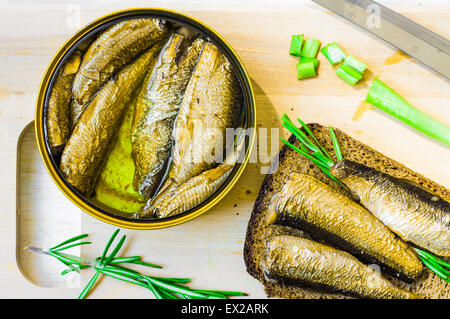 Geräucherte Sprotten oder Sardinen auf der Tischplatte Ansicht in Dosen Stockfoto