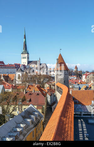 TALLINN, Estland - 25. April 2015: Nahaufnahme von der Aussichtsplattform des Wände Tallinn in Estland, alte steinerne Festung fr Stockfoto
