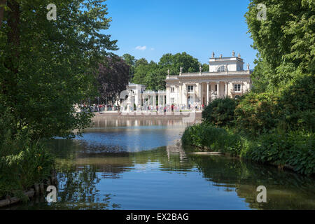 See der Lazienki-Park mit Palast auf dem Wasser, Warschau, Polen Stockfoto