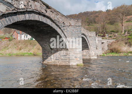 Die Dee Brücke am Carrog gebaut in 1660 es überquert den Fluss Dee in Dorf Carrog Denbighshire Stockfoto