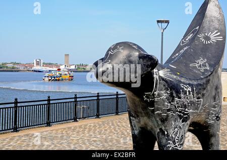 Superlambanana entlang der Uferstraße am Pier Head mit einer Fähre nach hinten, Liverpool, Merseyside, England, Vereinigtes Königreich, West-Europa. Stockfoto