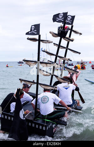 Paddeln Sie etwas Ungewöhnliches am Paddle Round the Pier. Paddle Round the Pier Festival ist eine Veranstaltung für Umwelt- und maritime Wohltätigkeitsorganisationen, die verschiedene Veranstaltungen auf See wie Paddle Something Unusual veranstaltet, bei denen Gruppen und Organisationen zu einem Floßrennen eingeladen werden. Die Teilnehmer bauen ihre eigenen Flöße aus recyceltem Material und betreten den kühlen englischen Kanal am Brighton Beach mit Hilfe von Wohltätigkeit. Dies geschieht in Hove Rasen, City of Brighton & Hove, East Sussex, Großbritannien. 5.. Juli 2015 Stockfoto