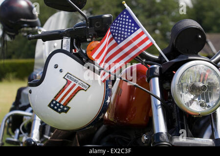 Stars And Stripes Flagge und Helm auf einer Harley-Davidson Motorrad-abstrakt Stockfoto