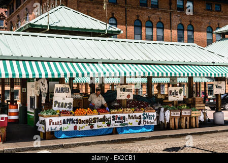 Gemüse Stall, 17th Street Farmers' Market, 100 North 17. Straße, Richmond, Virginia Stockfoto