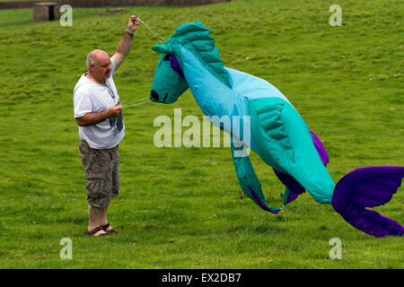 Hoghton, Lancashire, UK. 5. Juli 2015. Die nördliche Kite Gruppe und die hoghton Turm Preservation Trust präsentiert einen bunten Drachen Tag an hoghton Turm fliegen Drachen hoch über Lancashire. . Drachen in allen Formen und Größen aufgehellt, den Himmel. Stockfoto