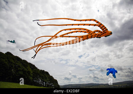 Hoghton, Lancashire, UK. 5. Juli 2015. Große Krake Parafoil Drachen der nördlichen Kite Gruppe und der Hoghton Tower Preservation Trust präsentiert einen weiteren bunten Kite-Tag auf Hoghton Tower fliegenden Drachen hoch über Lancashire Hilltop historischen Haus. Drachen in allen Formen und Größen erhellt den Himmel. Bildnachweis: Mar Photographics/Alamy Live-Nachrichten Stockfoto