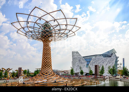 Mailand, Italien - 6. Juni 2015: Blick auf den Baum des Lebens und des italienischen Pavillons. Der Baum des Lebens ist das Symbol der Expo 2015 Stockfoto