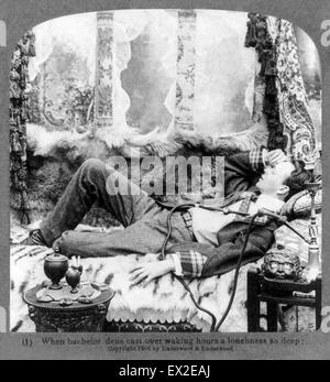 Romantisierte Studioportrait von Opium nutzen mit dem Titel "Wenn Bachelor Höhlen über wachen Stunden eine Einsamkeit so tief gewirkt." Bild zeigt einen jungen Mann entspannend auf ein Fell bedeckte Chaises Lounge mit einer Wasserpfeife auf der linken Seite und verschiedene Rauchen Geräte auf der linken Seite. Dieses romantisch verklärte Blick auf unbeschwerte Opium Verwendung begann mit De Quincey beliebte "Geständnisse eines englischen Opium-Esser" und bis zum den zwanziger Jahren ertragen. Bild aus einer Stereograph von Underwood & Underwood 1904 veröffentlicht. Stockfoto