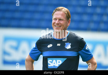 Sinsheim, Deutschland. 5. Juli 2015. Hoffenheim Trainer Markus Gisdol lacht beim Kick-off Training der deutschen Fußball-Bundesliga-Fußball-Club TSG Hoffenheim in Sinsheim, Deutschland, 5. Juli 2015. Foto: UWE ANSPACH/Dpa/Alamy Live News Stockfoto