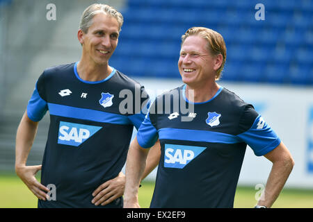 Sinsheim, Deutschland. 5. Juli 2015. Hoffenheim Trainer Markus Gisdol (R) und Co-Trainer Frank Kaspari sprechen beim Kick-off Training der deutschen Fußball-Bundesliga-Fußball-Club Hoffenheim in Sinsheim, Deutschland, 5. Juli 2015. Foto: UWE ANSPACH/Dpa/Alamy Live News Stockfoto