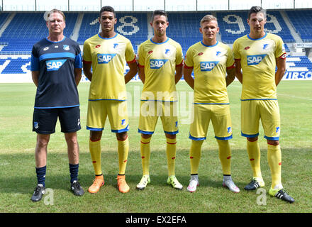 Sinsheim, Deutschland. 5. Juli 2015. Hoffenheim Trainer Markus Gisdol (l) und Neuverpflichtungen Joelinton (l-R), Mark Uth, Jonathan Schmid und Fabian Schaer beim Kick-off Training der deutschen Fußball-Bundesliga-Fußball-Club TSG Hoffenheim in Sinsheim, Deutschland, 5. Juli 2015 darstellen. Foto: UWE ANSPACH/Dpa/Alamy Live News Stockfoto