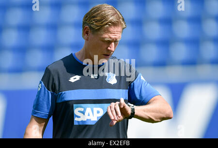 Sinsheim, Deutschland. 5. Juli 2015. Hoffenheim Trainer Markus Gisdol führt das Kick-off Training der deutschen Fußball-Bundesliga-Fußball-Club TSG Hoffenheim in Sinsheim, Deutschland, 5. Juli 2015. Foto: UWE ANSPACH/Dpa/Alamy Live News Stockfoto