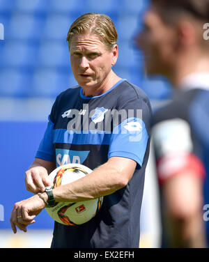 Sinsheim, Deutschland. 5. Juli 2015. Hoffenheim Trainer Markus Gisdol führt das Kick-off Training der deutschen Fußball-Bundesliga-Fußball-Club TSG Hoffenheim in Sinsheim, Deutschland, 5. Juli 2015. Foto: UWE ANSPACH/Dpa/Alamy Live News Stockfoto