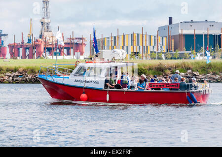 Die Ocean Crest (Bangor Boat Company) nimmt Passagiere auf eine Reise rund um die Titanic Quarter, Belfast in einem Flusstaxi Stockfoto
