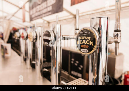 Bier Pumpen Abgabe Biere aus der Brauerei Wildwasser in Belfast Stockfoto