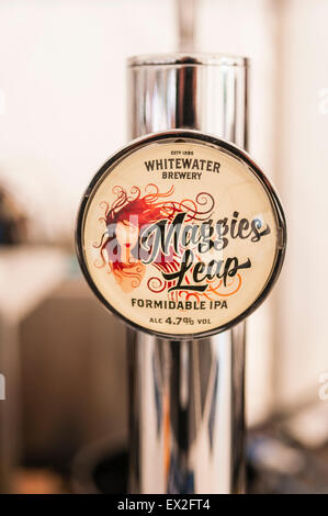 Bier Pumpe abfüllen Maggie's Leap IPA von der Whitewater Brauerei in Belfast. Stockfoto