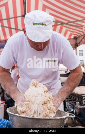 Ein Mann mischt Teig Irish Soda Farls Brot machen Stockfoto