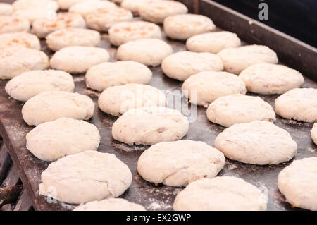 Irische Soda Brot Farls Kochen auf einer heißen Bratpfanne Stockfoto