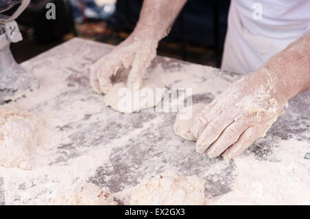 Ein Mann mischt Teig Irish Soda Farls Brot machen Stockfoto