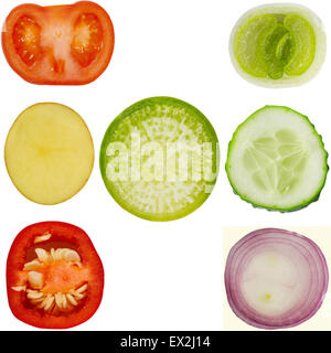 Sammlung von Gemüse auf dem isolierten Hintergrund - Tomate, Gurke, Paprika, Kartoffeln, Radieschen, Zwiebeln, Frühlingszwiebeln Stockfoto