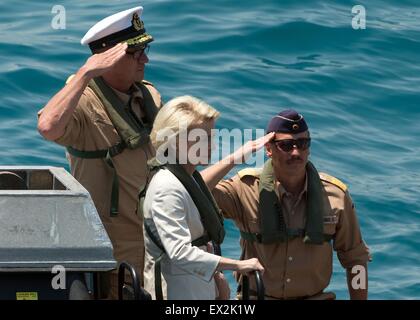 Sizilien, Italien. 4. Juli 2015. German Defense Minister Ursula von der Leyen (C) nimmt ein Schnellboot auf dem Weg zum Besuch der deutschen Marine-Fregatte "Schleswig-Holstein" ist Teil der Europäischen EUNAVOR Med-Mission, vor der Küste von Sizilien, Italien, 4. Juli 2015. Die militärische Mission im Mittelmeer soll hart gegen Menschenschmuggel Netzwerke und Demontage des Handels als Teil umfassenderer Bemühungen zur Eindämmung der Verlust des Lebens. Foto: Soeren Stache/Dpa/Alamy Live News Stockfoto
