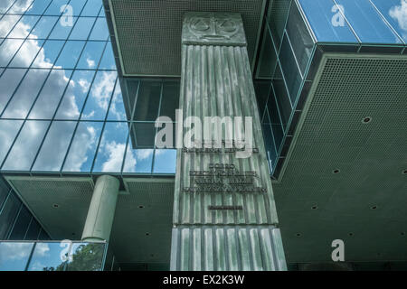 Supreme Court, Warschau, Polen. Das Gebäude ist umgeben von einer Reihe von Spalten mit rechtlichen Maximen in lateinischer und polnischer Sprache. Stockfoto