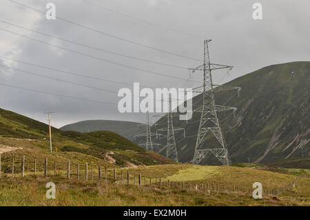 Elektrische Masten auf der A9 in den schottischen Highlands. Stockfoto