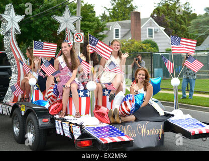 Wantagh, New York, USA. 4. Juli 2015. Vorbei an Teilnehmer der Miss Wantagh Wahl Zeremonie, eine langjährige Tradition der Unabhängigkeitstag auf Long Island, Fahrt mit einem Schwimmer in der Stadt ist der 4. Juli Parade. Nach der Parade war die Miss Wantagh Pageant 2015-Zeremonie statt. Seit 1956 krönt die Miss Wantagh Festspiele, die kein Schönheitswettbewerb ist, eine Gymnasiast basiert hauptsächlich auf akademische Exzellenz und Community Service. Bildnachweis: Ann E Parry/Alamy Live-Nachrichten Stockfoto